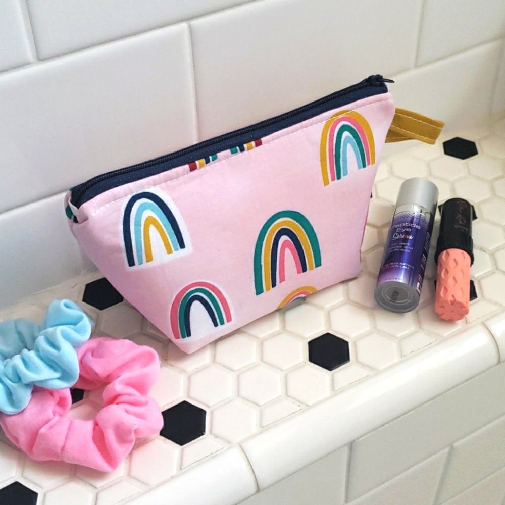 🪡🌈 Handmade Rainbow Pouch!